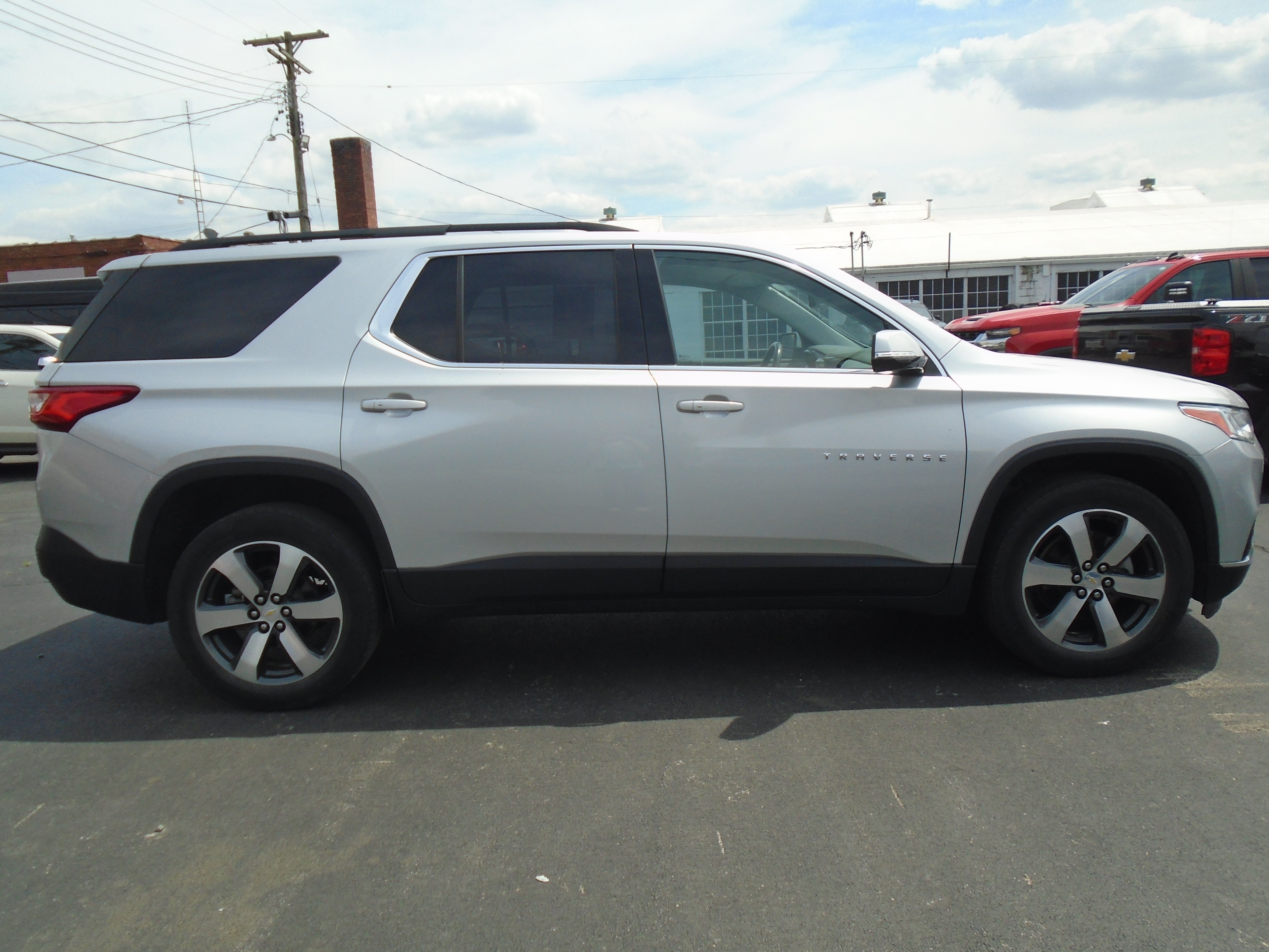 2019 Chevrolet Traverse LT Leather in Silver Ice Metallic — front three-quarter view